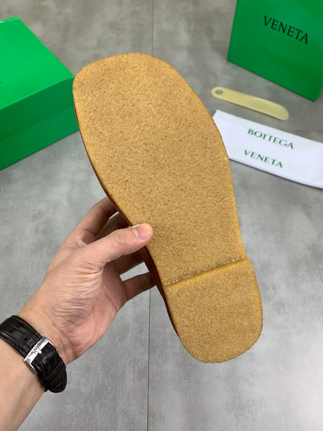 Men's men's shoes 💰P740 New model 💰 Top quality (beef tendon outsole series) 💎💎💎 BOTTEGA VENETA official website synchronizes the latest model, top version of the market's highest version of BV business leather shoes, accept material comparison, shoe type comparison, process comparison, practical and texture, versatile, suitable for any occasion, the more you look at it, the more flavorful it becomes. Pure hand-woven craftsmanship - upper material, imported original hand-woven calfskin - high-quality water-dyed sheepskin lining - original private model customized beef tendon outsole -Size: female 35-39 (34 40 customized) male 39-44 (38 45 customized) Comes with original BV green box, complete packaging.